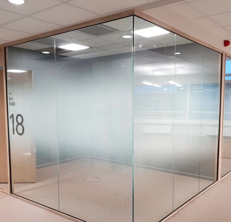 Vindusdekor som kombinerer synlighet, skjerming og stil