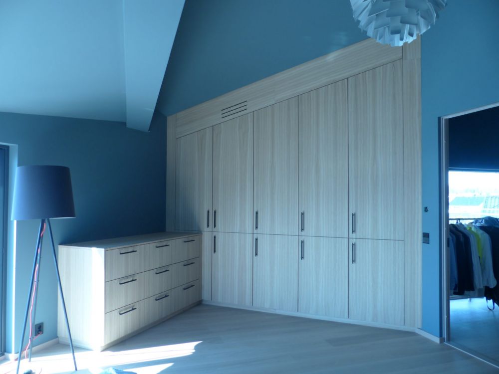Plassbygd garderobe: smart oppbevaring som utnytter hele rommet