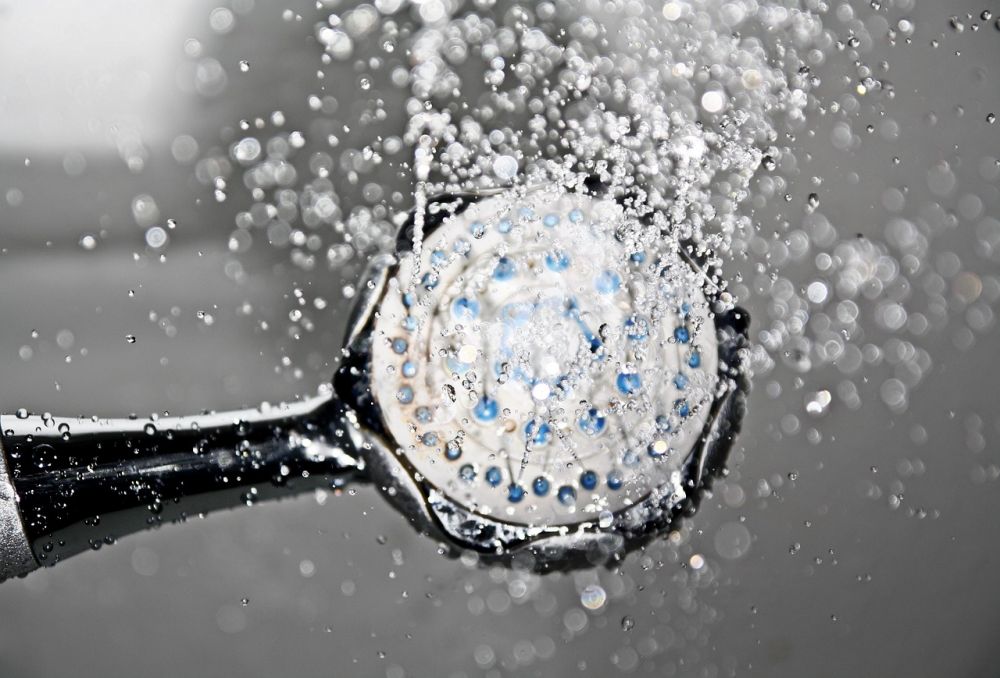 Takdusj  slik velger du riktig løsning til badet